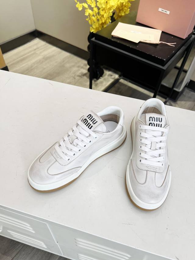 冲量价:P310 2024【Miu Miu】早春新款运动鞋火爆上新 早春穿搭必备单品 软糯的进口牛皮内里搭配缪缪女孩♀专属牛皮面料加上擦色工艺 展现做旧质感 超