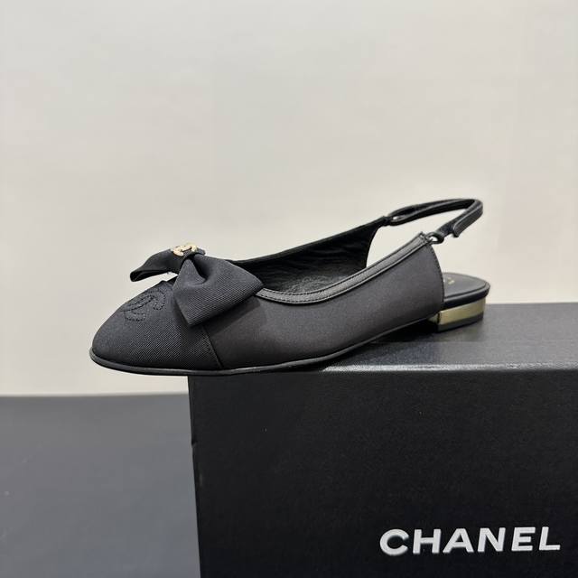 布面330 chanel ｜香奈儿小香25S春夏新品 米兰走秀款拼色蝴蝶结凉鞋 ，电镀跟金属跟 鞋面采用进口羊皮/特殊布料 内里垫脚均为丝绸羊皮 意大利进口牛皮