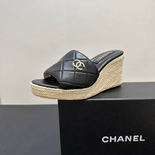360 2025Ss Chanel香奈儿小香坡跟厚底松糕底电绣菱格拖鞋，将经典与时尚巧妙融合。标志性双C Logo醒目亮眼，彰显奢华身份。鞋面菱格纹精致细腻，搭
