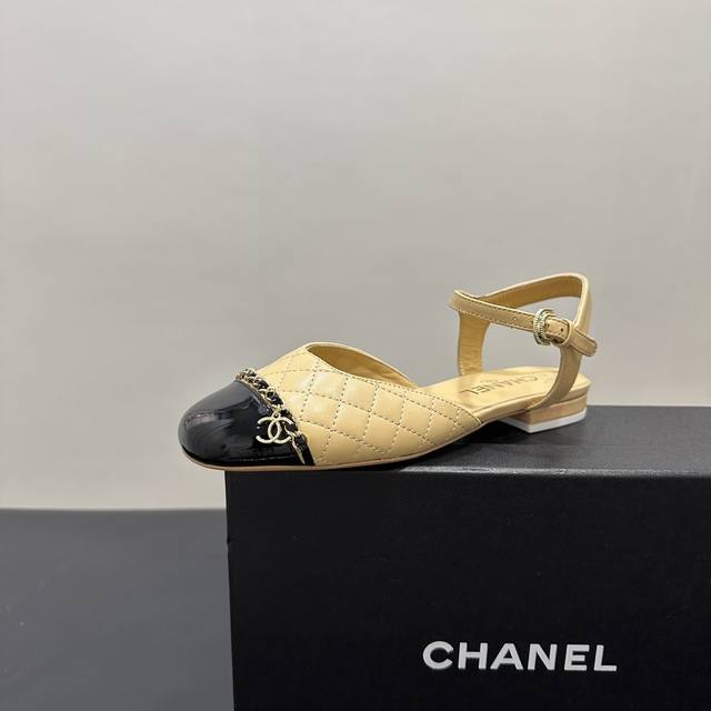 360 chanel香奈儿小香风这包头后空平底凉鞋，尽显法式优雅。经典菱格纹搭配标志性黑包头设计，加上精致链条装饰，奢华感拉满。多样配色适配不同穿搭，一字扣带方