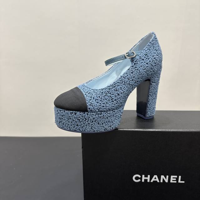 布面430 chanel ｜小香香奈儿25P春夏新品 粗跟厚底防水台单鞋玛丽珍 香奈儿这系列高跟鞋，将经典与时尚精妙融合。黑白撞色鞋头，是永不过时的优雅标识。鞋