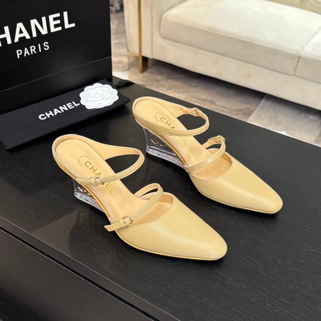 P390 fw新款Chanel香奈儿小香走秀款高跟鞋水晶跟透明跟凉鞋，小方头造型简约大气，双带设计搭配品牌标识，精致又吸睛。亮眼的金属配色，从闪耀金到酷感黑，适