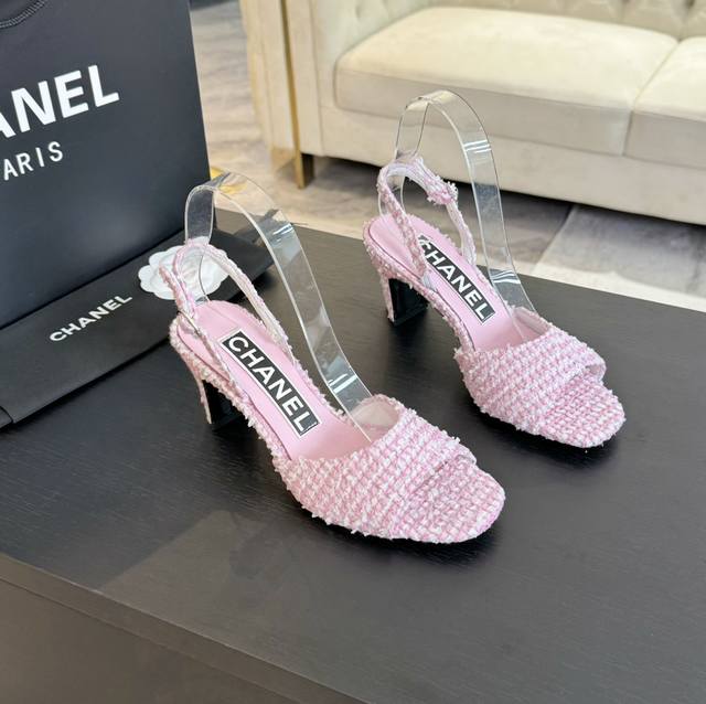 360 Chanel香奈儿小香25P走秀款粗跟凉鞋 超级无敌美且增高的一双夏日凉鞋，穿上更年轻时髦些。上脚对女生太友好，妥妥的增高神器 鞋面：原版定制布面/小牛