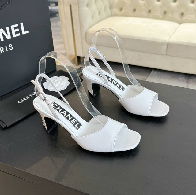 360 Chanel香奈儿小香25P走秀款粗跟凉鞋 超级无敌美且增高的一双夏日凉鞋，穿上更年轻时髦些。上脚对女生太友好，妥妥的增高神器 鞋面：原版定制布面/小牛