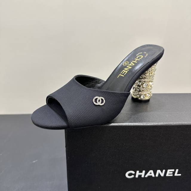 360 chanel｜香奈儿小香25P春夏新品 系列双C高跟拖鞋这双香奈儿穆勒鞋，是奢华与时尚的杰作。鞋面简约优雅，标志性元素低调点缀。最吸睛的是璀璨水钻珍珠堆