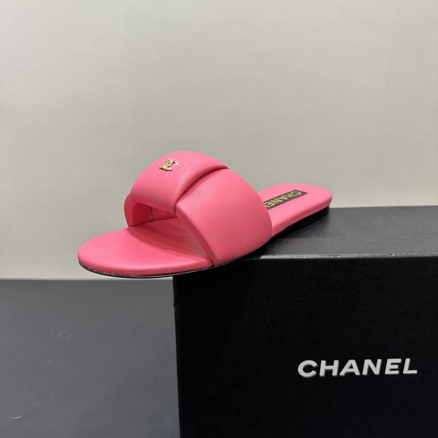 340 chanel香奈儿小香25C春夏新品 双C面包拖鞋 这一系列这真的是绝了 胖乎乎海绵体填充饱满细腻 时髦与舒适度并存 时尚达人们出街必备单品 Go 材质