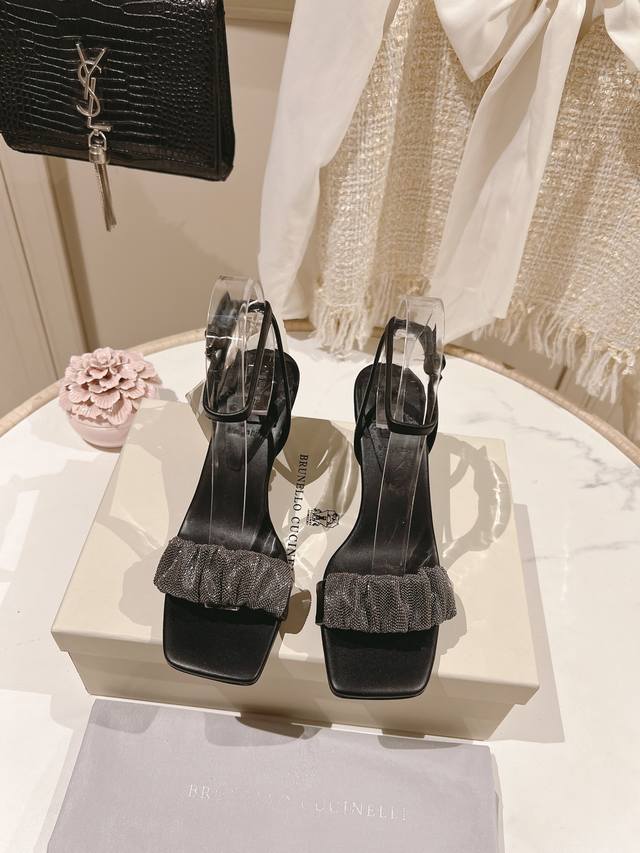 出厂价P400 【市场最高品质】独家款Brunellocucinelli Bc钢钻凉鞋 经典灵感定义了这款新高跟凉鞋的现代优雅风格。珍贵的进口小羊皮上展现着别致