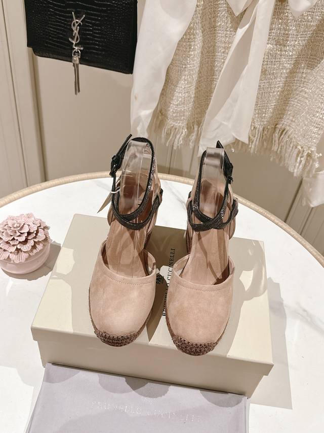 出厂价：P440【市场最高品质】独家款Brunellocucinelli Bc麻绳坡跟凉鞋 。经典灵感定义了这款新平底凉鞋的现代优雅风格。珍贵的进口牛京皮上展现