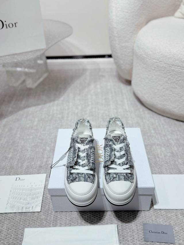 工厂价390 高版本.原版购入开发 重工型H Or 这款Dior Vibe迪奥厚底鞋融入 Dior 的经典元素风格低帮休闲厚底潮鞋板鞋单品 精心制作. 侧面饰以
