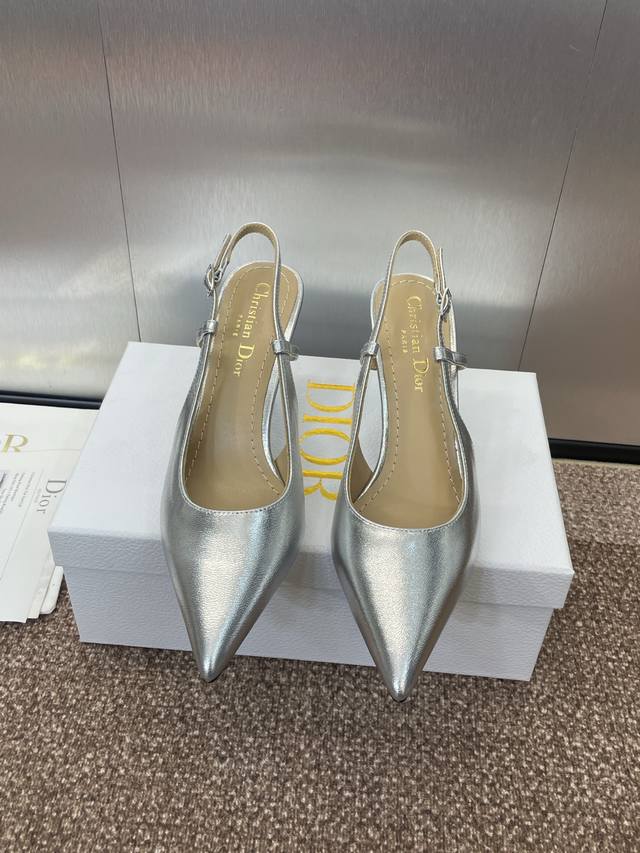 工厂价460 dior 迪奥 2025春夏走秀新款Tribales系列女鞋 Cd明星同款时尚尖头珍珠字母Logo五金扣高跟穆勒凉拖鞋 市面顶级高端版本 材质: