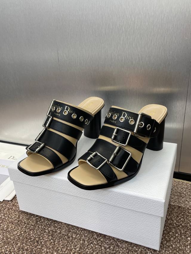 工厂价460 迪奥 Dior 2025春夏新款D-Avenue系列高跟拼色罗马风拖鞋 Cd字母Logo五金扣明星同款朋克风格粗跟皮带扣鱼嘴露趾女鞋 材质：原版