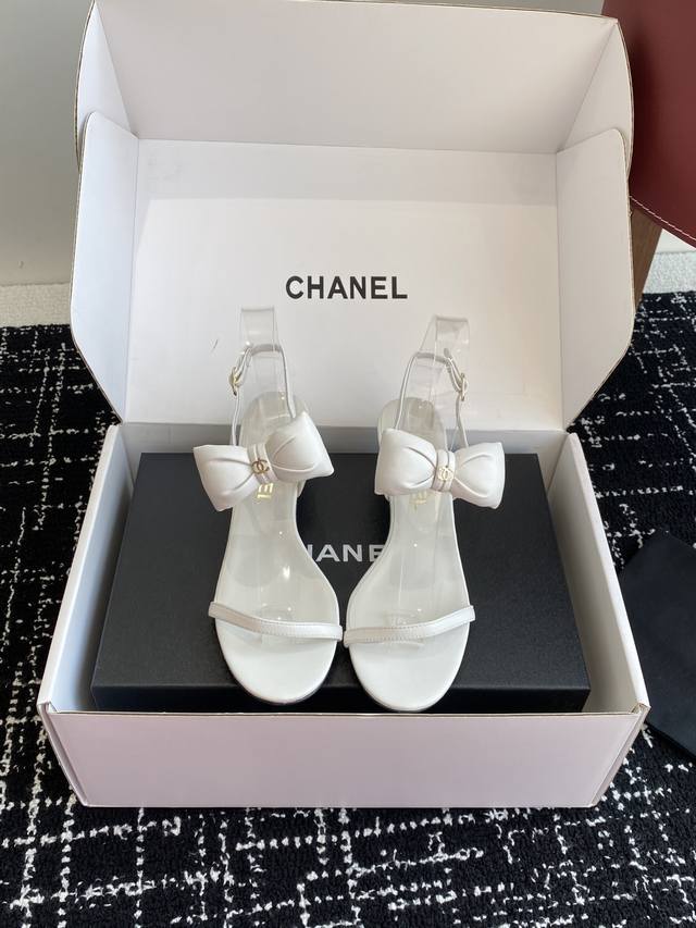 代购级430 chanel 小香25Ss 春夏 蝴蝶结凉鞋新品，手工包扎的羊皮立体的蝴蝶结，鼓鼓囊囊的，甚是可爱没有女生会拒绝吧！ 羊皮鞋面 小羊皮内里，意大利