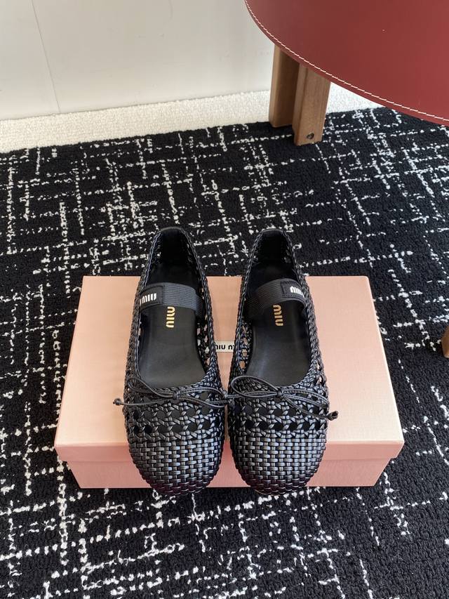代购级420 miu Miu 缪缪 25Ss 春夏季新款 网面芭蕾舞鞋 缪家以芭蕾的灵动意韵融于日常. 以现代笔触刻画舞鞋经典轮廓！ 超软的网面款芭蕾舞鞋. 从