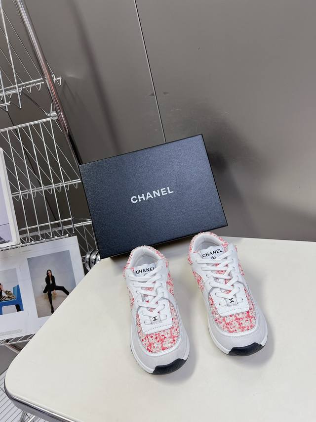 400 Chanel经典运动鞋 超级网红系！超多网红上脚，专柜超火 香奈儿的世界一直是女生梦寐以求的，简约的隔板设计 超级演绎多重质感效果，最抢眼Logo双C也