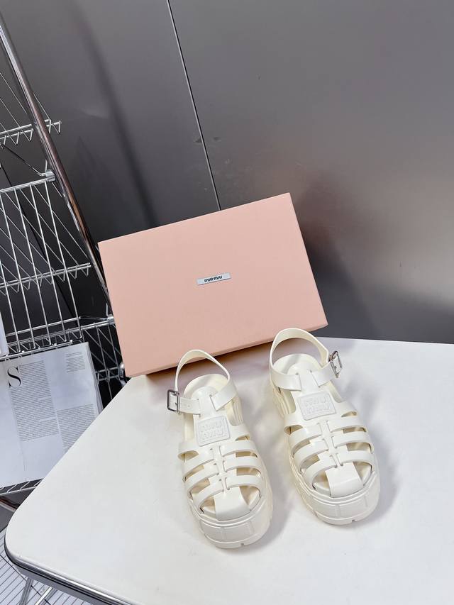 350 | 224 Miumiu缪缪夏季罗马厚底凉鞋专柜最新品 现货供应！ 每年罗马系列非常，各大博主纷纷开秀，增高5Cm上脚百搭时尚搭配任何风格均可！ 鞋面选