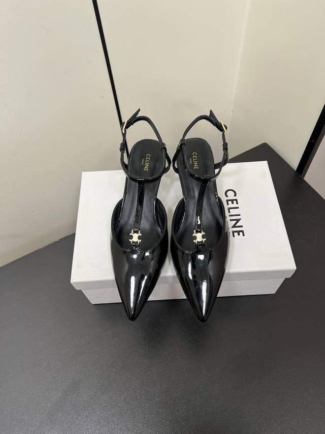 p350Celine 赛琳尖头高跟鞋！高跟凉鞋超级时尚的鞋子终于来了，毫不夸张的说这个高跟鞋绝对没有穿不了的脚型一点束缚感都没有！除了小白鞋是塞琳家最经典的款式