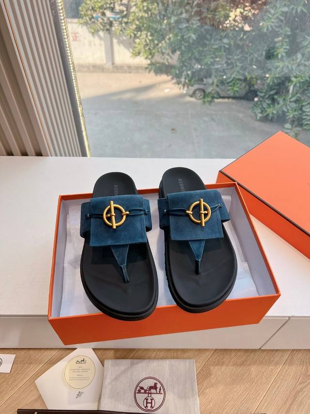 Hermes 新款夹脚皮拖情侣款全系列 升级顶级版本.最全颜色 二舅拖Hermes麂皮.牛皮2种材质选择 夏天的第一双鞋一定就是可爱的拖鞋啦！爱马仕经典的H拖+