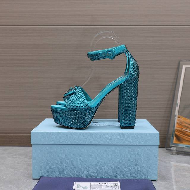 prada 普拉达2025Ss最新走秀时装真丝满钻高跟鞋 原版购入、细节对照原版！顶级品质！ 精确到1：1 轻奢而不累脚、上脚可随意搭配春夏的服饰、更加彰显质感