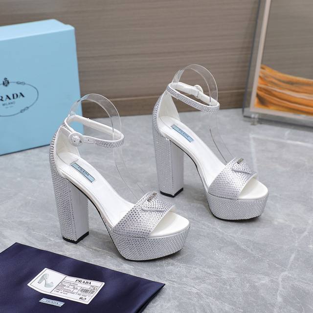 prada 普拉达2024Ss最新走秀时装真丝满钻高跟鞋 原版购入、细节对照原版！顶级品质！ 精确到1：1 轻奢而不累脚、上脚可随意搭配春夏的服饰、更加彰显质感
