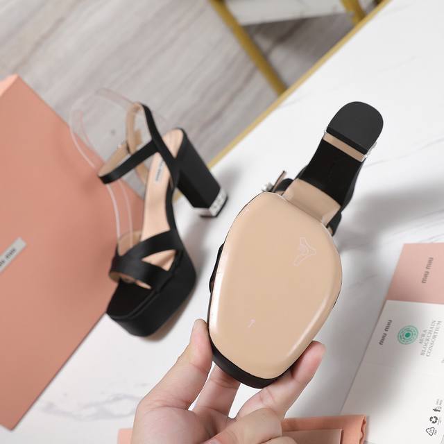 miumiuss最新款 国外供原板开模 跟高10Cm 水台3Cm 原板调楦 脚感线条都非常完美 面料：进口高级丝绸 内里 垫脚：羊皮 颜色六个颜色 大底：真皮大