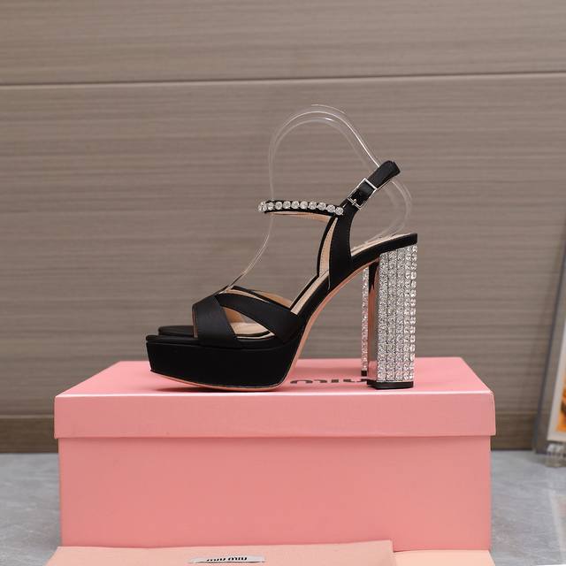 miumiuss最新款 国外供原板开模 跟高12.5Cm 水台2.5Cm 原板调楦 脚感线条都非常完美 面料：进口高级丝绸 内里 垫脚：羊皮 颜色六个颜色 大底
