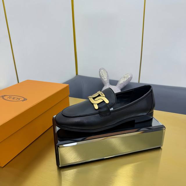 出厂价：300 tod's土豆丝时尚乐福单鞋 ，经典白搭款，面料：头层牛皮 内里：羊皮里 垫脚：羊皮里 大底：橡胶 颜色：黑色，米白，棕色 码数：35-40
