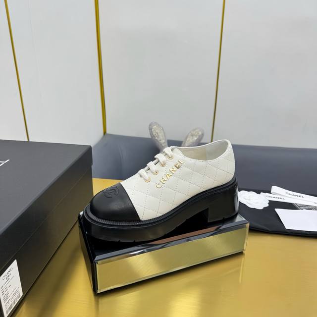 出厂价P420 Chanel 小香25K新品单鞋 原版1:1复刻 经典中的经典 无论搭配裤装还是裙装都是完美 小圆头的设计很好的修饰脚型 小仙女们必备！ 鞋面采