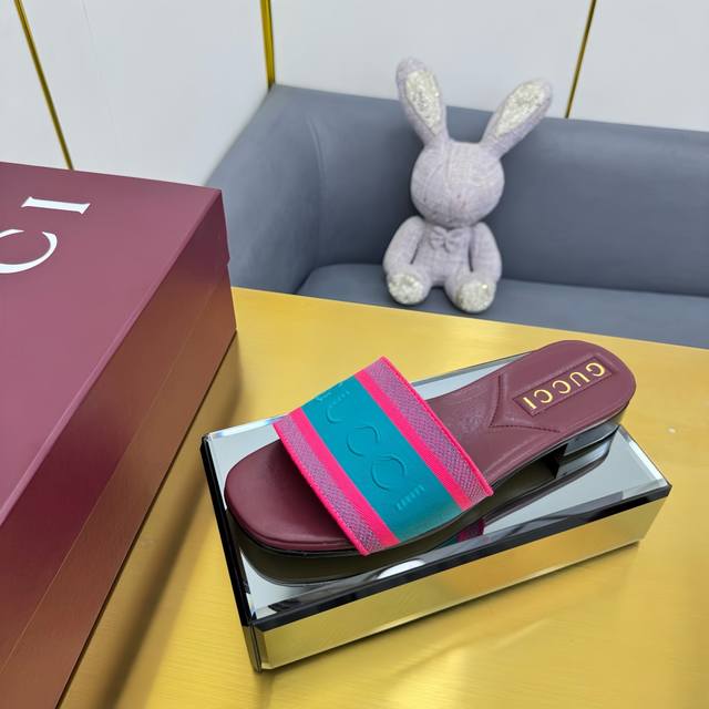 出厂价P330 2025新焕夏春款新平底写手体Gucci标刺识绣G G鞋凉母字标识Logo鞋拖顶级质品 高最版！ gucci 新系推列以全方新式探索牌品典藏符元
