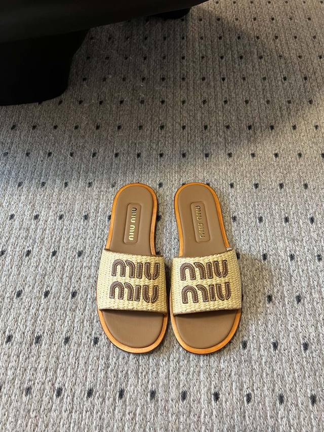 批350 独家上新Miu Miu 24/平底编织字母平底拖 妥妥的度假风来袭 Zp开发 原版拆卸 对版缪缪字母秒杀市面版本 Miu真的太少女啦！超级软糯 喜欢可