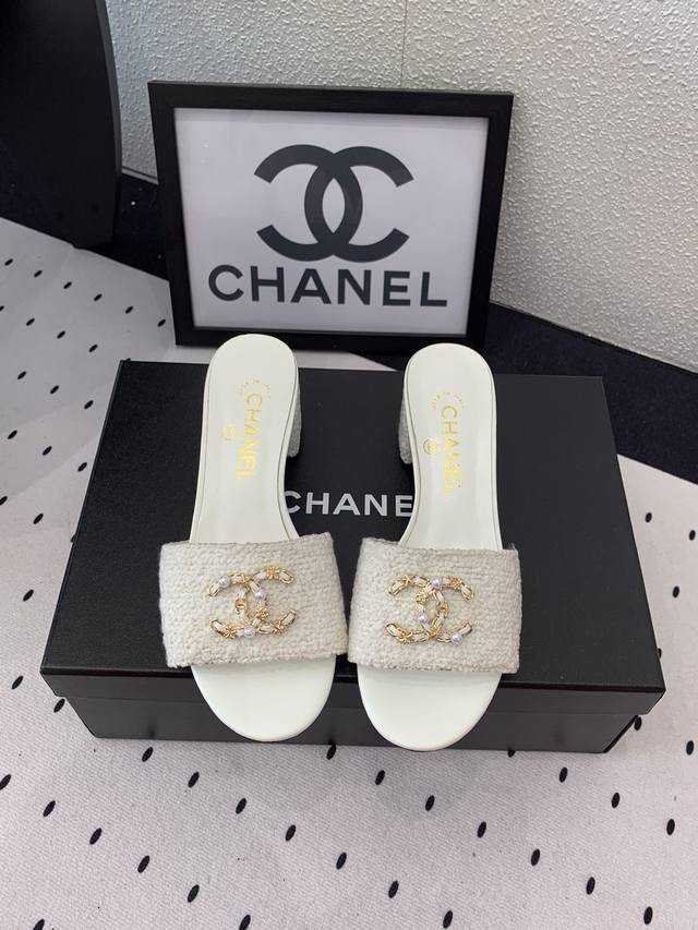 批350 Chanel新款早春拖鞋 高版本出货 各大社交平台热门晒图 质感上脚是非常柔软舒服的 原版进口毛尼布鞋面 混种羊皮垫脚 意大利真皮大底 Size：3