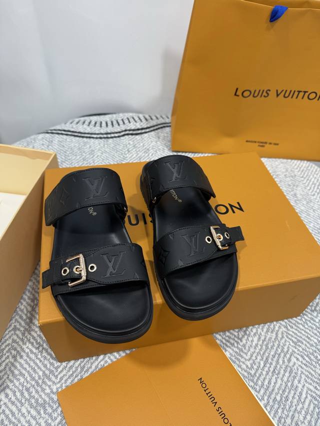p290 顶级版本 Louis Vuitton/路易威登 情侣款 新款凉鞋 sunset Comfort平底凉鞋以精致拉菲草鞋面道出手工艺格调，搭配韧性Xiao