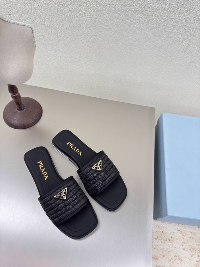 草编手工拖鞋 真皮大底高版本 prada P340 黑色 平底设计 简约设计 搭配三角标 Logo 的设计和简约的线条 很有格调 简单纯粹得色调 原版开模 舒适