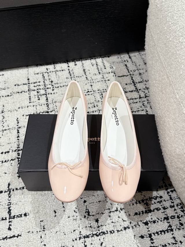 380 repetto 小众潮牌 25/ 春夏新款Cendrillon 漆皮芭蕾平底鞋 金泫雅同款 只要平时喜欢穿芭蕾鞋 芭蕾鞋控的 宝子们，你们完全可以闭眼去