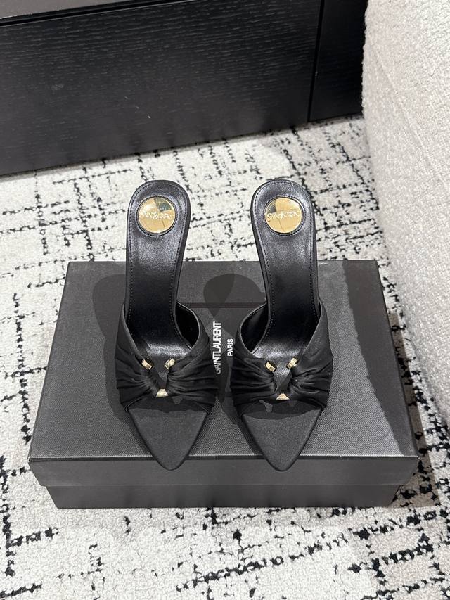 380 saint Laurent Ysl圣罗兰 25/ Opyum 蛇年秀款杨树林字母跟 高跟鞋 小姐姐的美丽尤物高跟鞋 优雅迷人性感 女人味十足 鞋面：真丝