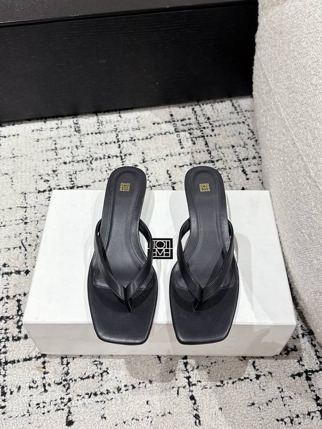 330 toteme小众潮牌 25/ 法式小猫跟 夹脚拖 将法式优雅进行到底 今年再来一双夹脚这个夏天就齐活了！Toteme这双猫跟是设计最优雅的了，鞋内很软，