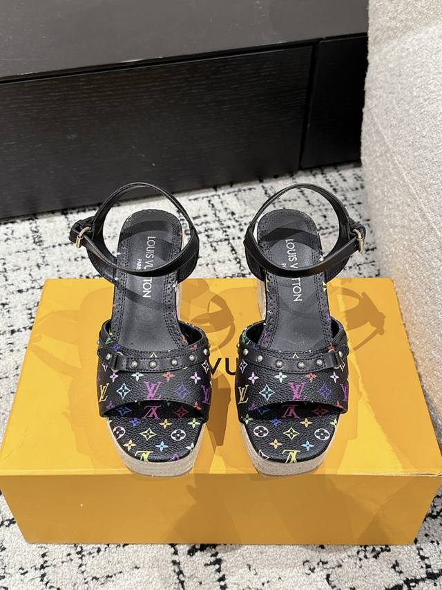390 村上隆/Takashi Murakami X Louis Vuitton 25/ Helios 皮革 圆头坡跟 一字带凉鞋 本款 Helios 坡跟凉鞋