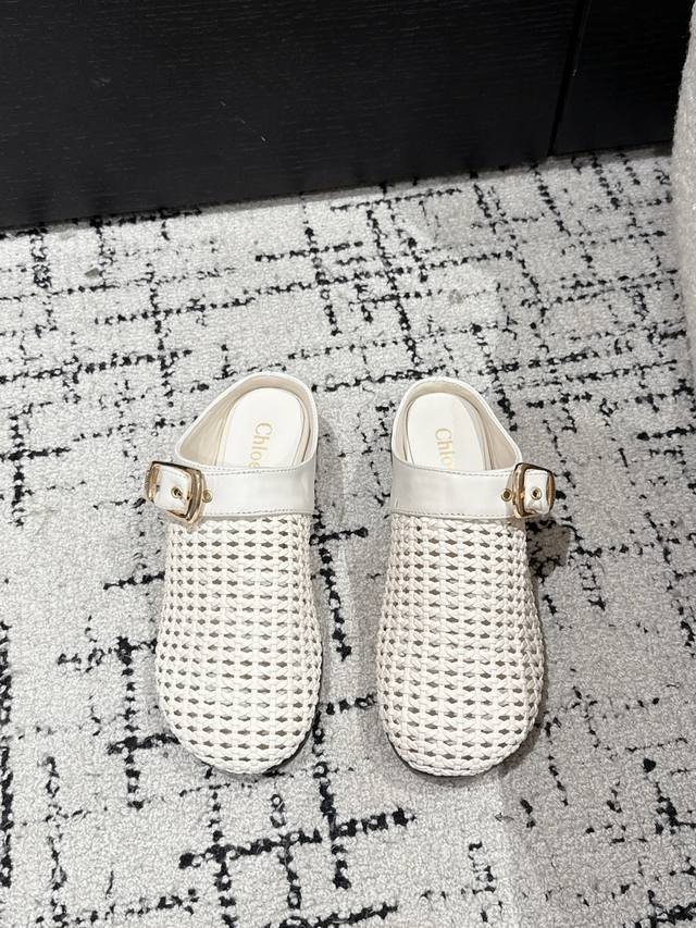 270 chloe克洛伊 25/ 新品 编织 勃肯 穆勒拖鞋 半包拖 包裹感很好，舒适度满分显得脚型秀气舒展！全手工穿线，皮质饰边，精致细节，帅气百搭！ 面料：
