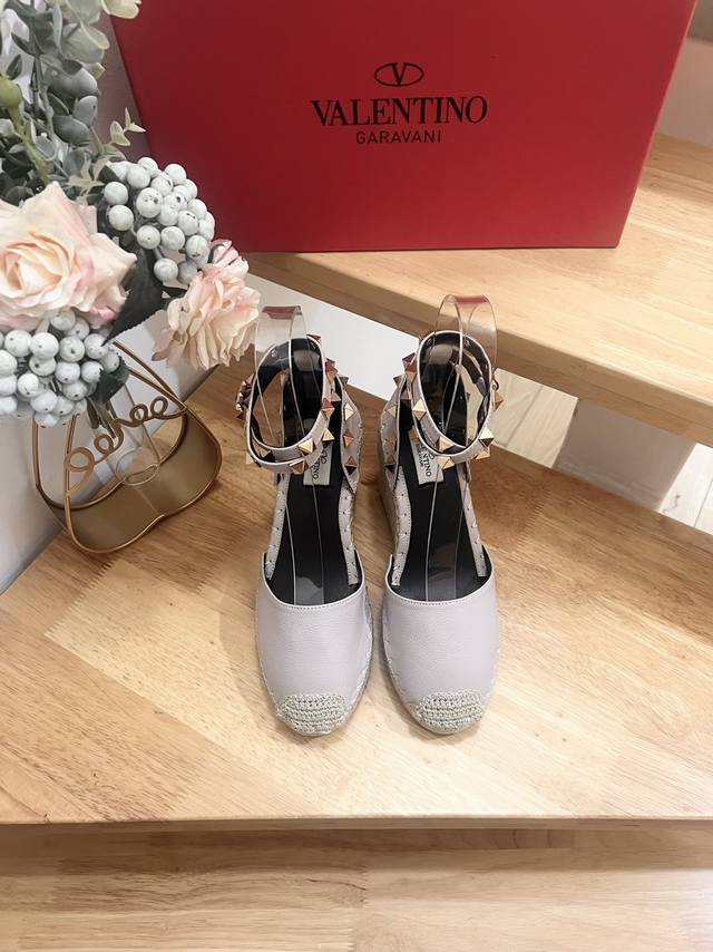 p350 valentino Garavani 荔枝牛皮系带坡跟凉鞋 - 金属效果工艺处理铆钉装饰 - 麻绳包裹坡跟 - 可调节小牛皮系带 - 坡跟防水台 -