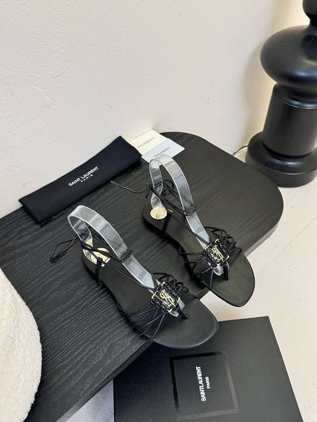 350 saint Lauren* 25Ss Ysl系带绑带平底凉鞋 把平底鞋做的那么有韵味也只有Ysl了 它不仅代表了高贵和优雅 更是一种独特的时尚态度的象征