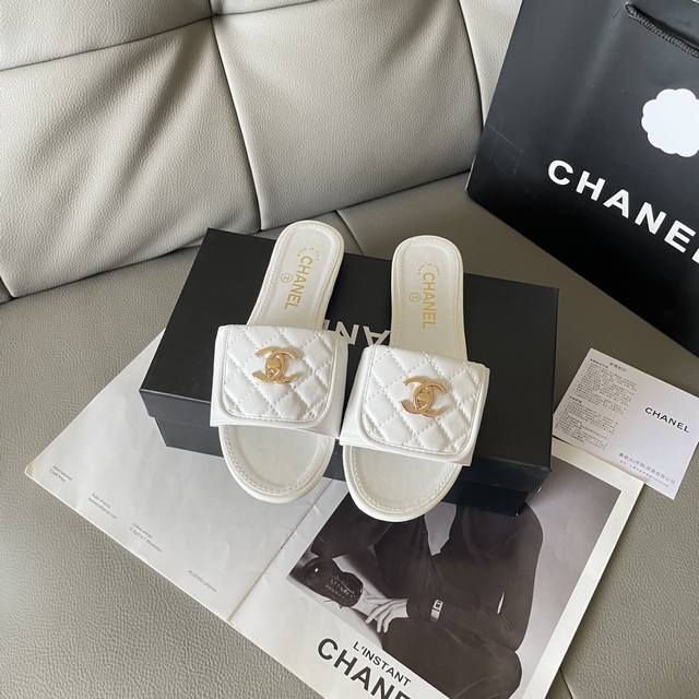 出厂：120（光板大书包扣） chanel 香奈儿 2025顶级专柜 早春新款 官网上新 独家首发 香奈儿Chanel25Ss 早春 大书包扣平底拖/Chaen