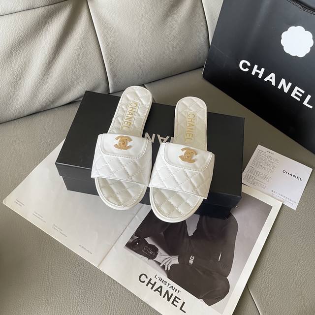 出厂：120 chanel 香奈儿 2025顶级专柜 早春新款 官网上新 独家首发 香奈儿Chanel25Ss 早春 小书包扣平底拖/Chaenl平底拖/Cha