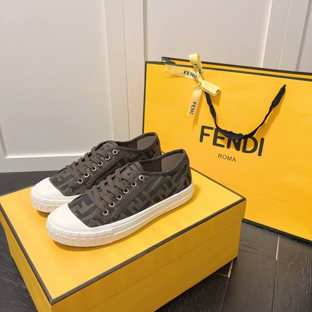 橙子出厂价140 fendi 芬迪春夏新款 老花帆布鞋 休闲鞋运动鞋 新款Domino帆布运动鞋成为深受喜爱的一款鞋履，对于想打造简约且具有Fendi特色造型的