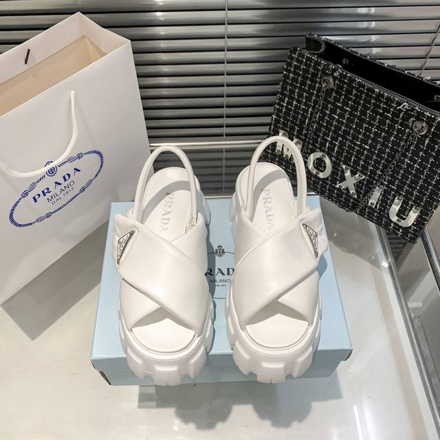 橙子出厂价140 prada 普拉达春夏新款 交叉魔术贴厚底凉鞋 颜色：黑色、白色 码数：35-40