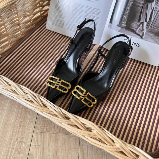 橙子出厂价130 balenciaga 巴黎世家新款 金属扣/Bb扣尖头高跟凉鞋 细跟单鞋 高跟鞋 巴黎世家的鞋子绝对开了挂，整双鞋的精髓就是它的鞋头了，够长够