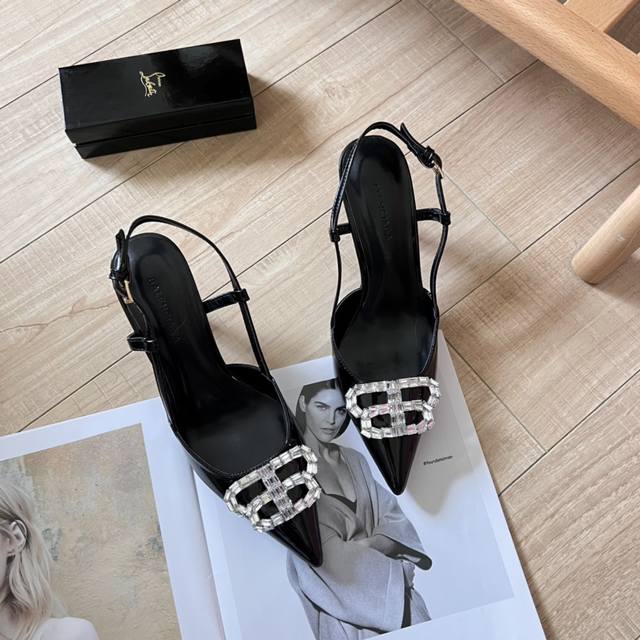 橙子出厂价130 balenciaga 巴黎世家新款 水钻Bb扣尖头高跟凉鞋 细跟单鞋 高跟鞋 巴黎世家的鞋子绝对开了挂，整双鞋的精髓就是它的鞋头了，够长够尖，
