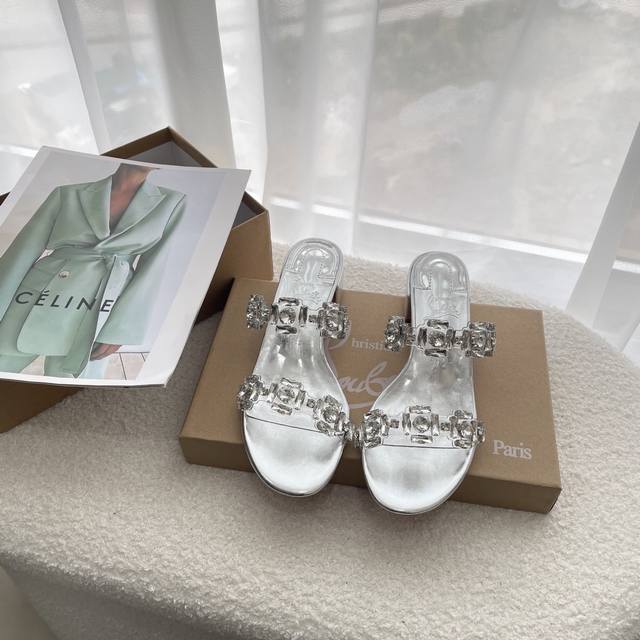 橙子出厂价140 christianlouboutin 春夏新款 Cl红底鞋凉拖鞋 水钻银色粗跟凉鞋 款式：粗跟、细跟 码数：34-40
