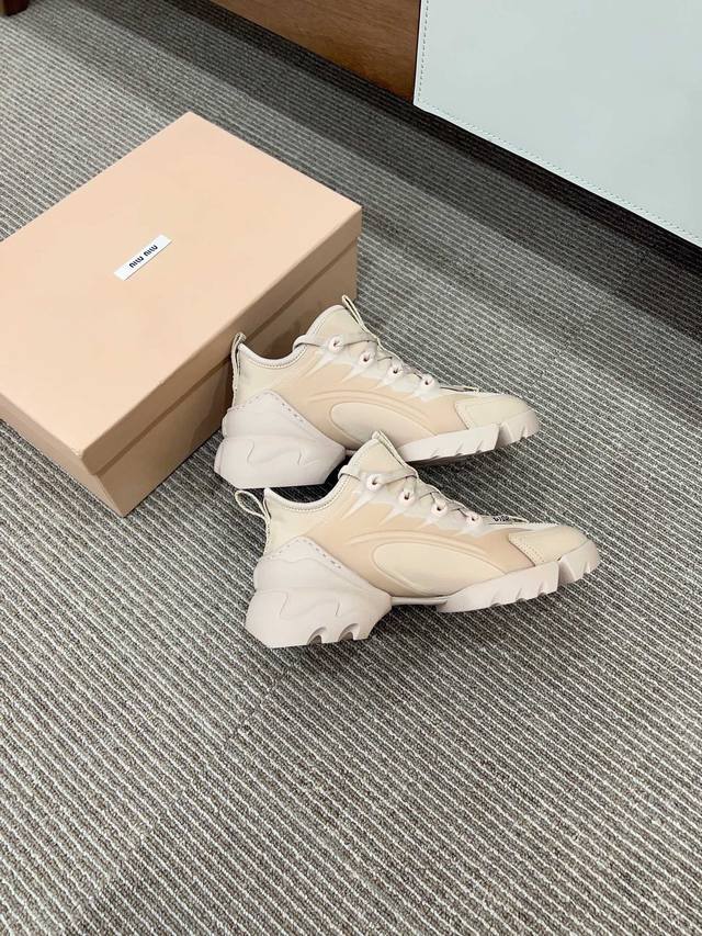 出厂：170 dior 迪奥经典款老爹鞋 运动鞋 全新系列灵感由Dior主设计师让礼服上的织带与优雅的巧妙结合在完美鞋型上，超级经典好看！ 码数：34-41
