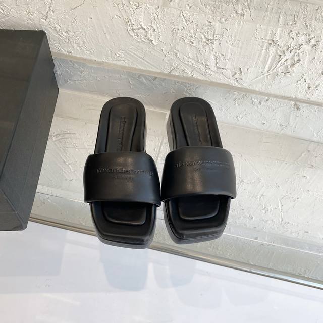 橙子出厂价150 alexander Wang 亚力山大·王 春夏新款 大王松糕厚底拖鞋 防水台增高凉拖 最流行的元素 .女王的绝佳搭配！简约时尚又俏皮懒人休闲