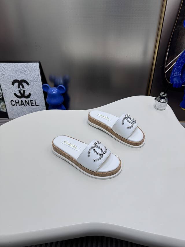 出厂：170 高品质2025Ss【Chanel】香奈儿 专柜新上珍珠蜜儿拖鞋 最新潮、最气质、最有美感的时尚爆品终于降临 慵懒中带着精致，精致中凸显气质！ 你所