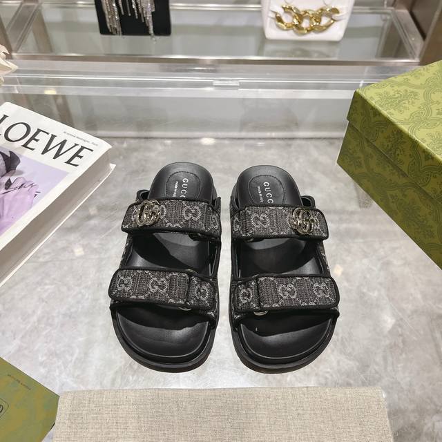 橙子出厂价150 gucci 古驰春夏新款 印花魔术贴拖鞋/半拖 厚底凉拖 这款单品出自Gucci Lido系列，设计灵感源自意大利海岸的夏日风情和海滩俱乐部。
